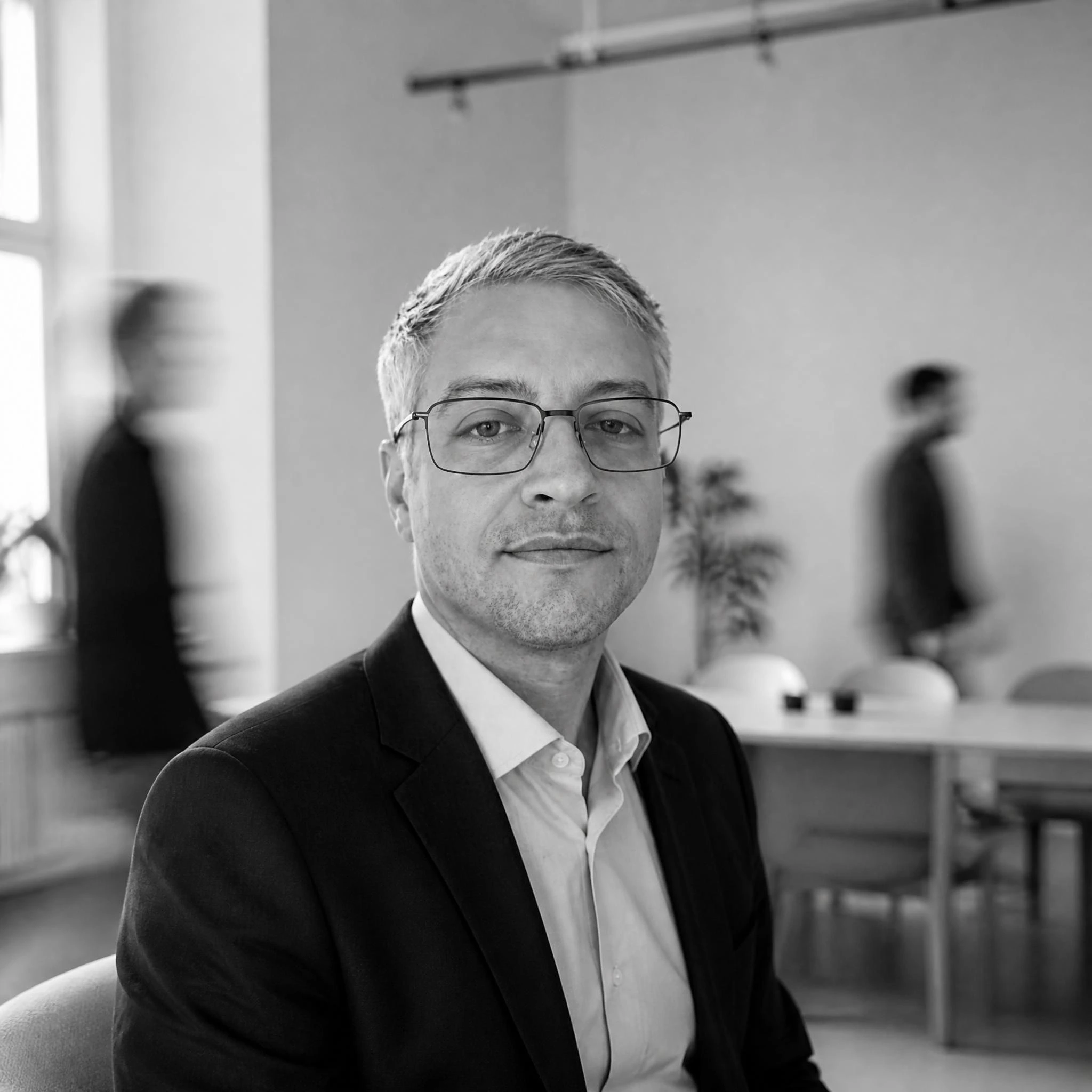 Portrait von Aaron Vogelsang von Takoma Digital für Industrie-Marketing, Digitalisierung und strategische Unternehmenskommunikation