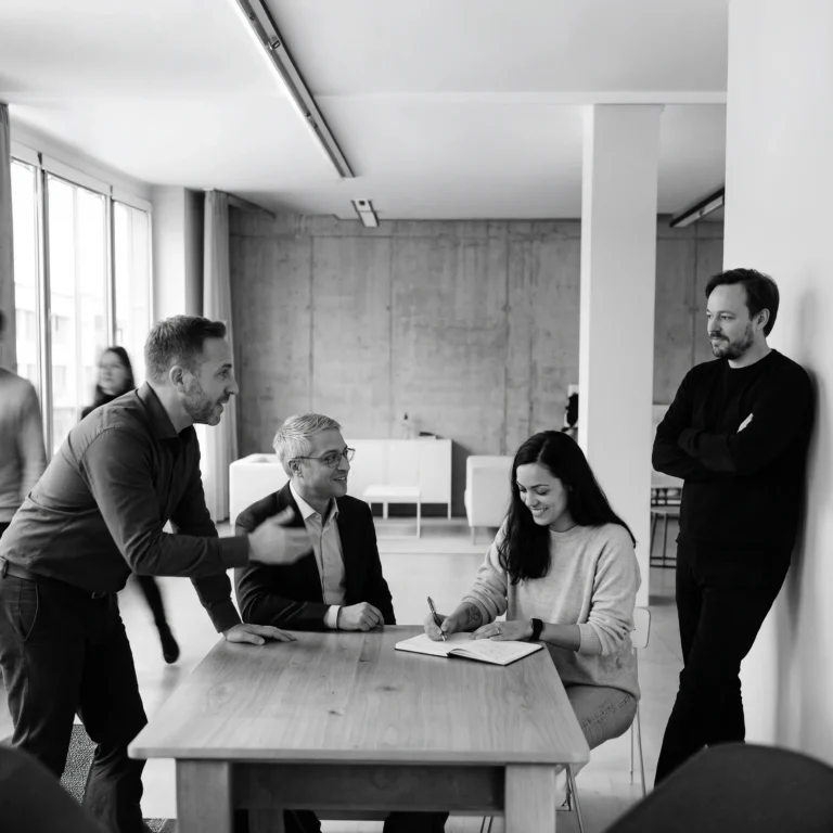 Strategisches Teammeeting bei Takoma Digital zur Entwicklung von Industrie-Marketing, Recruiting und digitalen Lösungen für den Maschinenbau