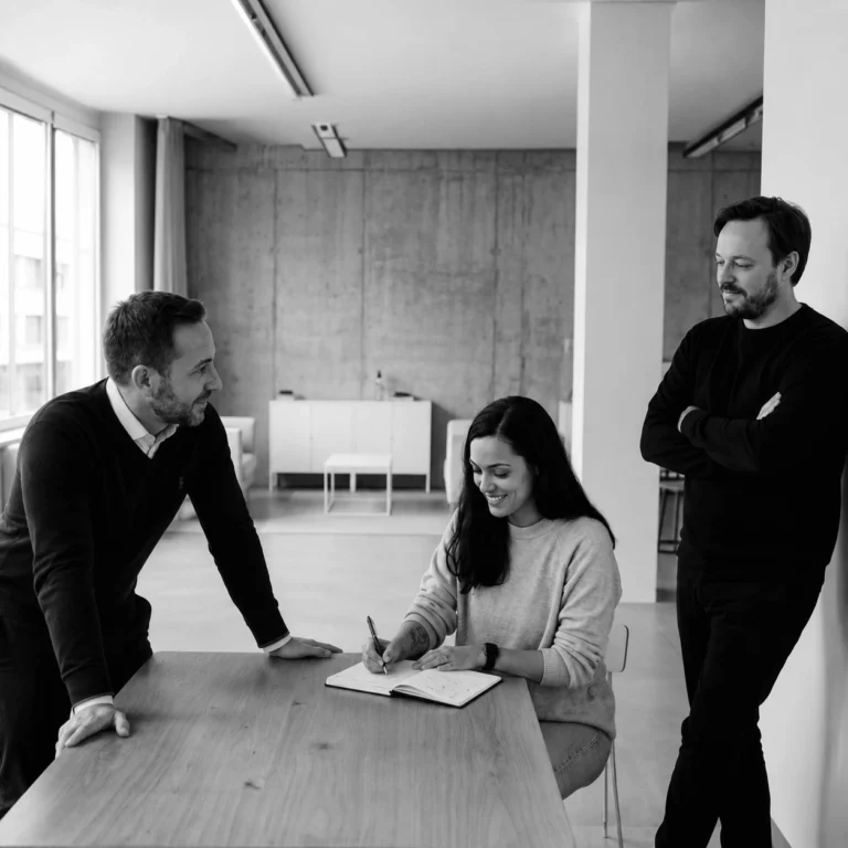 Strategisches Teammeeting bei Takoma Digital zur Entwicklung von Industrie-Marketing, Recruiting und digitalen Lösungen für den Maschinenbau